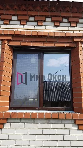 Коричневое окно в кирпичный дом Коричневое окно в кирпичный дом
