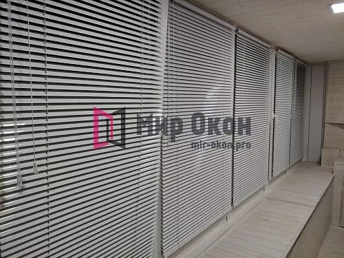 Балкон с горизонтальными жалюзями Балкон с горизонтальными жалюзями
