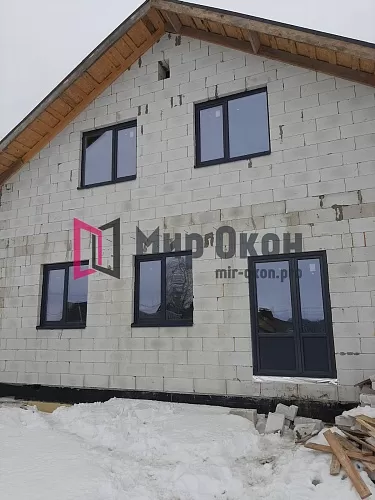 Ламинированные серые окна в частном доме Ламинированные серые окна в частном доме
