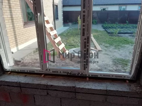 Окно Рехау в процессе установки Окно Рехау в процессе установки