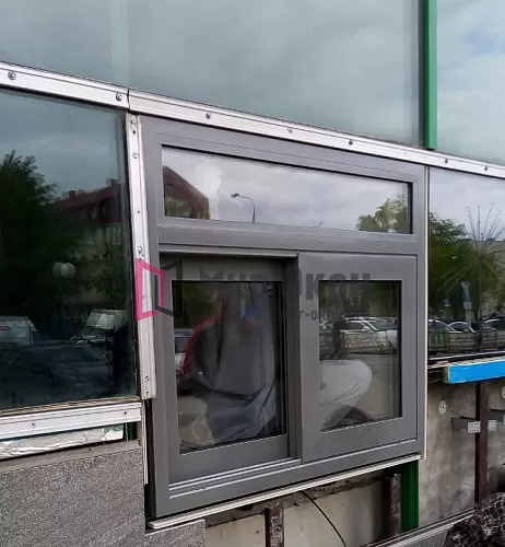Раздвижное теплое алюминиевое окно в KFC авто Раздвижное теплое алюминиевое окно в KFC авто
